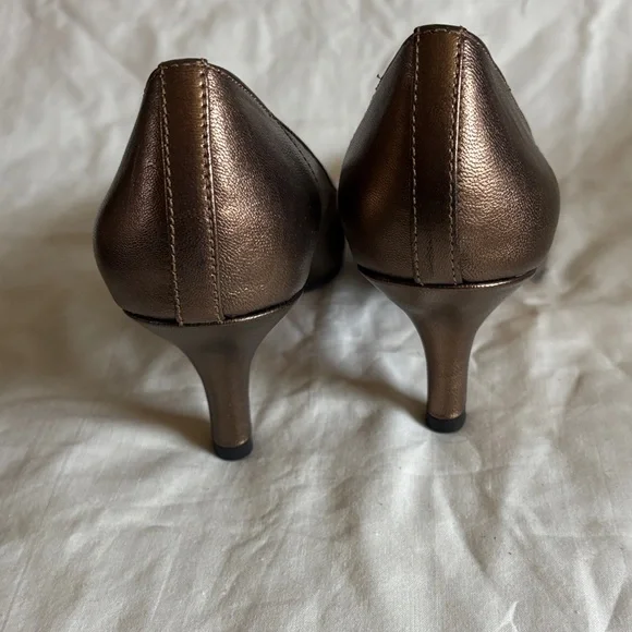 Bella Vita Women's Bronze Pumps size 7. New. Leather Uppers - Picture 4 of 5